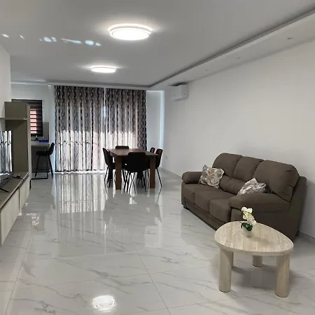 Spacious Flat At Διαμέρισμα