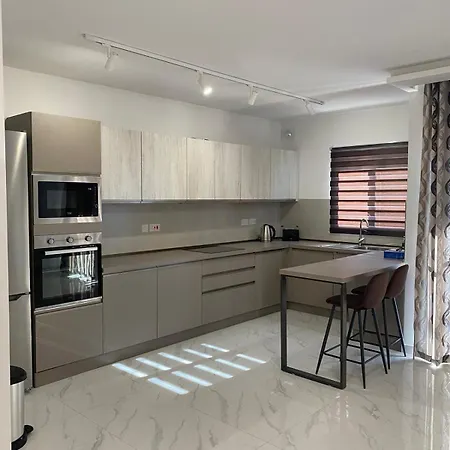 Spacious Flat At דירה *