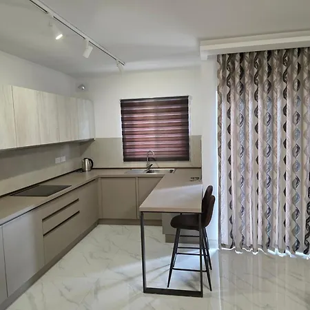 アパート Spacious Flat At *