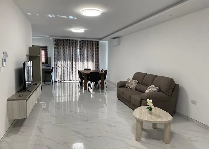 Spacious Flat At Διαμέρισμα